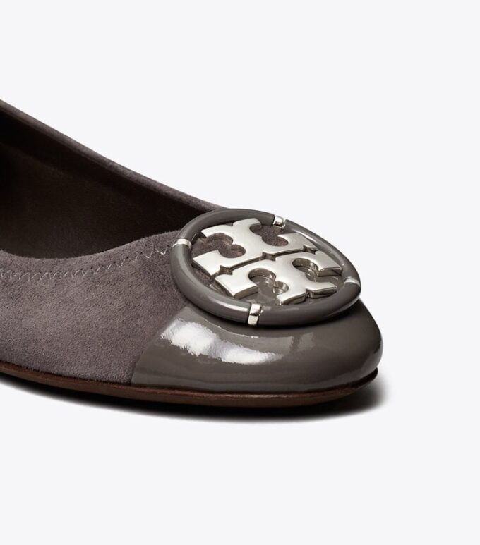 Ballettschuhe mit Multi-Logo-Zehenkappe Ballettschuhe mit Multi-Logo-Zehenkappe