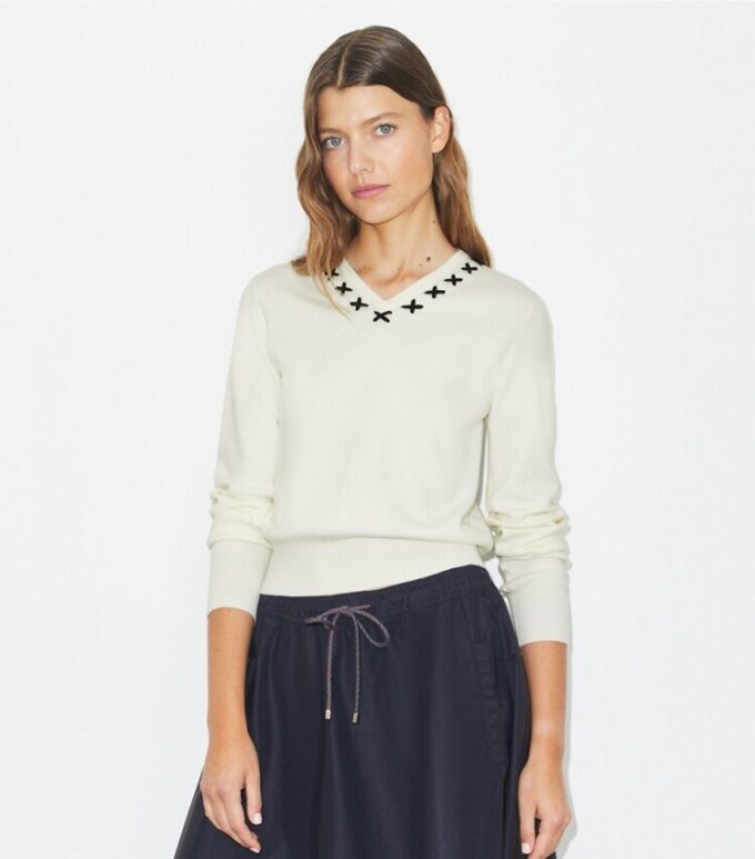 Bestickter Wollpullover Bestickter Wollpullover