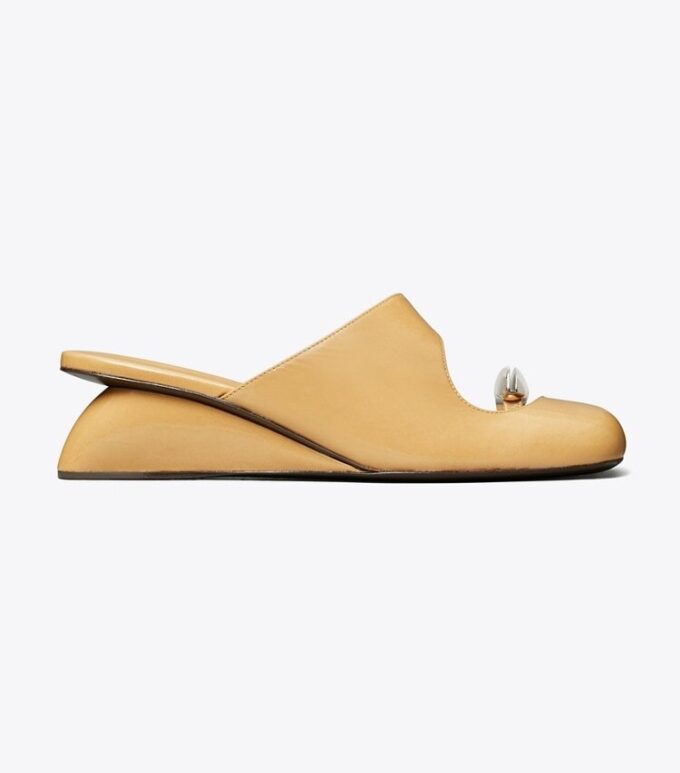 Durchbrochene Mule-Sandalen mit Keilabsatz Durchbrochene Mule-Sandalen mit Keilabsatz