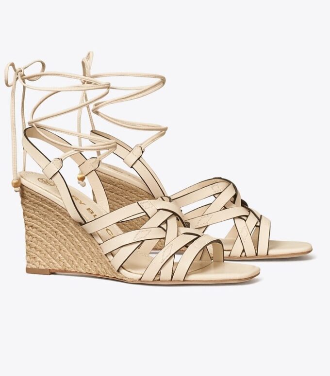 Espadrilles mit Keilabsatz und Korbgeflecht Espadrilles mit Keilabsatz und Korbgeflecht