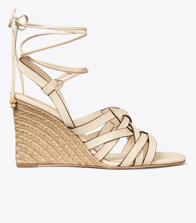 Espadrilles mit Keilabsatz und Korbgeflecht Espadrilles mit Keilabsatz und Korbgeflecht
