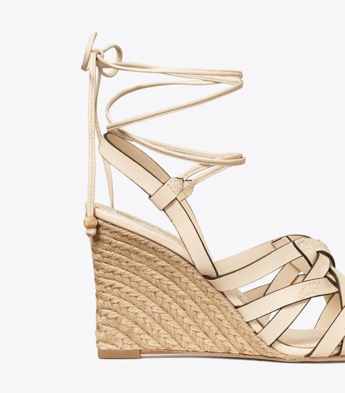 Espadrilles mit Keilabsatz und Korbgeflecht Espadrilles mit Keilabsatz und Korbgeflecht
