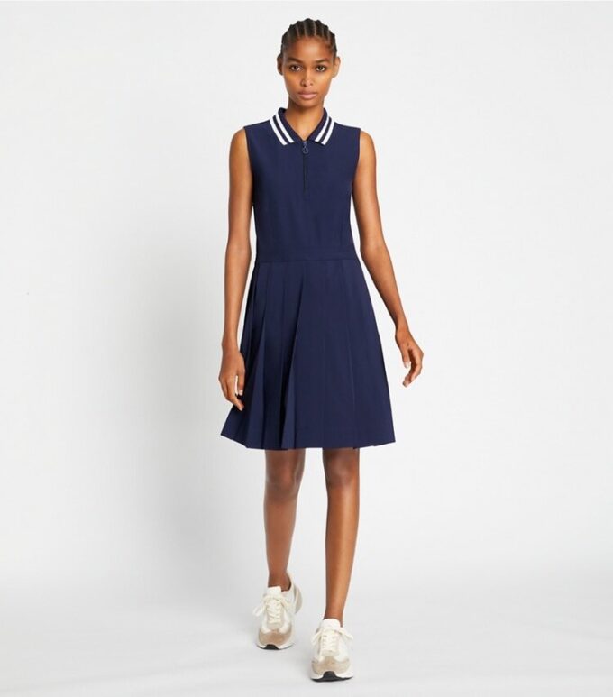 Funktionales Golfkleid mit Plissee-Kragen