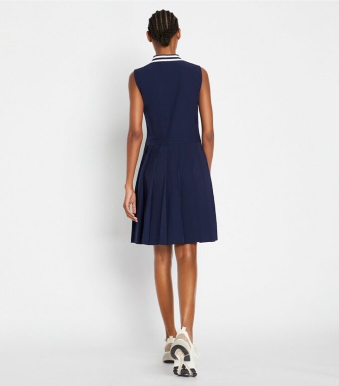 Funktionales Golfkleid mit Plissee-Kragen