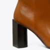 Gedrehter kniehoher Stiefel Gedrehter kniehoher Stiefel