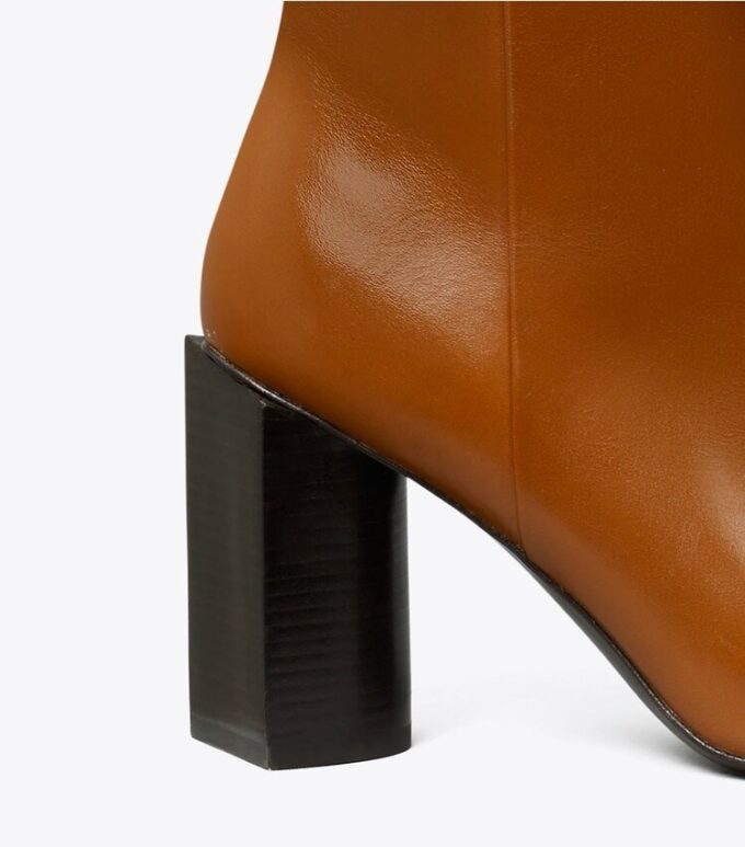 Gedrehter kniehoher Stiefel Gedrehter kniehoher Stiefel
