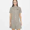 Golfkleid mit Karomuster, tiefem Taillenbund und Falten Golfkleid mit Karomuster, tiefem Taillenbund und Falten
