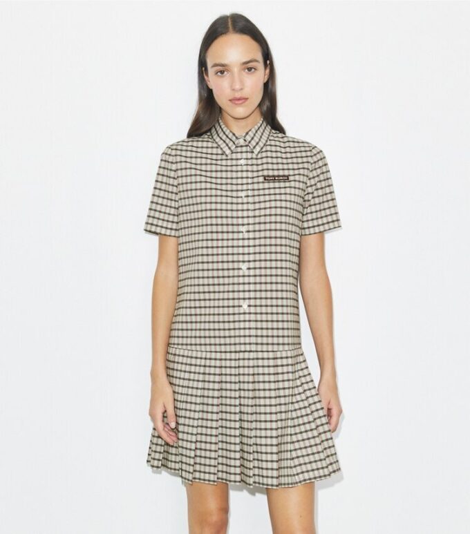 Golfkleid mit Karomuster, tiefem Taillenbund und Falten Golfkleid mit Karomuster, tiefem Taillenbund und Falten