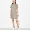 Golfkleid mit Karomuster, tiefem Taillenbund und Falten Golfkleid mit Karomuster, tiefem Taillenbund und Falten