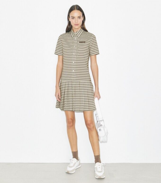 Golfkleid mit Karomuster, tiefem Taillenbund und Falten Golfkleid mit Karomuster, tiefem Taillenbund und Falten