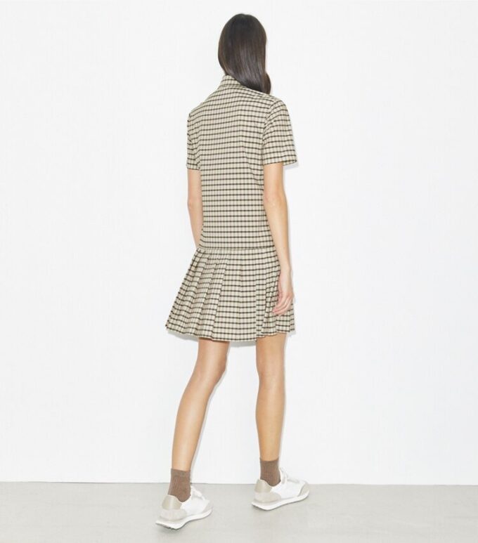 Golfkleid mit Karomuster, tiefem Taillenbund und Falten Golfkleid mit Karomuster, tiefem Taillenbund und Falten