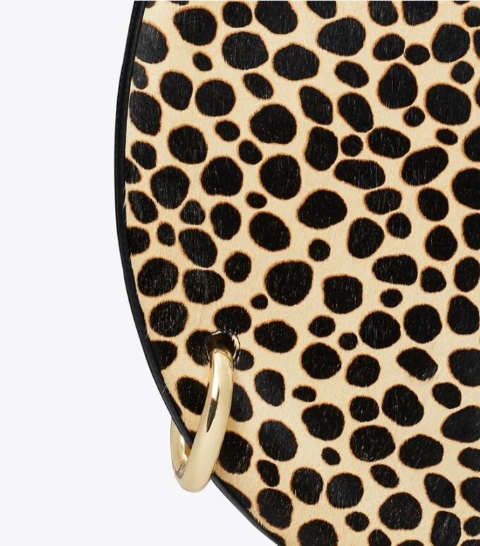 Handtasche aus Kalbsleder mit Piercing-Detail Handtasche aus Kalbsleder mit Piercing-Detail