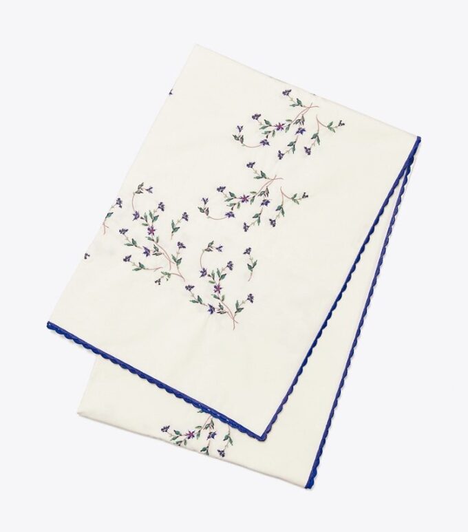 Jolie Fleur Bestickte quadratische Tischdecke Jolie Fleur Bestickte quadratische Tischdecke