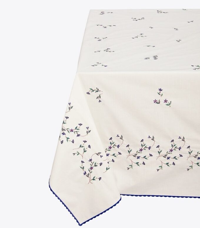 Jolie Fleur Bestickte quadratische Tischdecke Jolie Fleur Bestickte quadratische Tischdecke