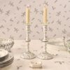 Jolie Fleur Bestickte quadratische Tischdecke Jolie Fleur Bestickte quadratische Tischdecke