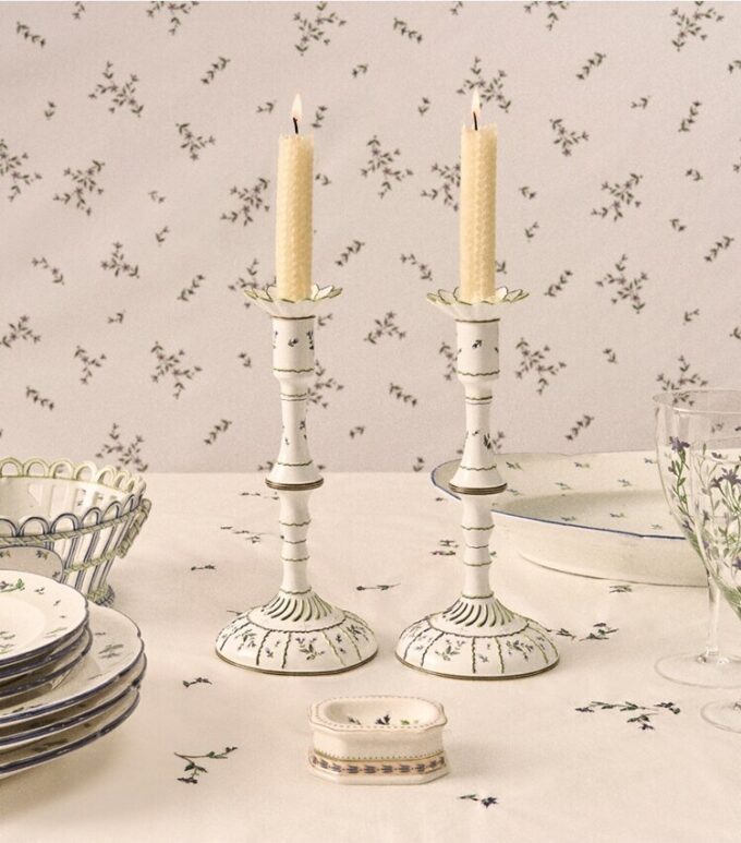 Jolie Fleur Bestickte quadratische Tischdecke Jolie Fleur Bestickte quadratische Tischdecke