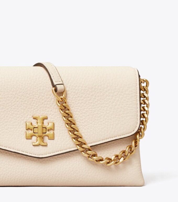 Kira Geldbörse mit Noppen und Kette Kira Geldbörse mit Noppen und Kette