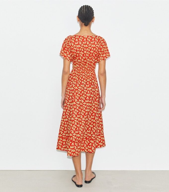 Kleid mit U-Ausschnitt Kleid mit U-Ausschnitt