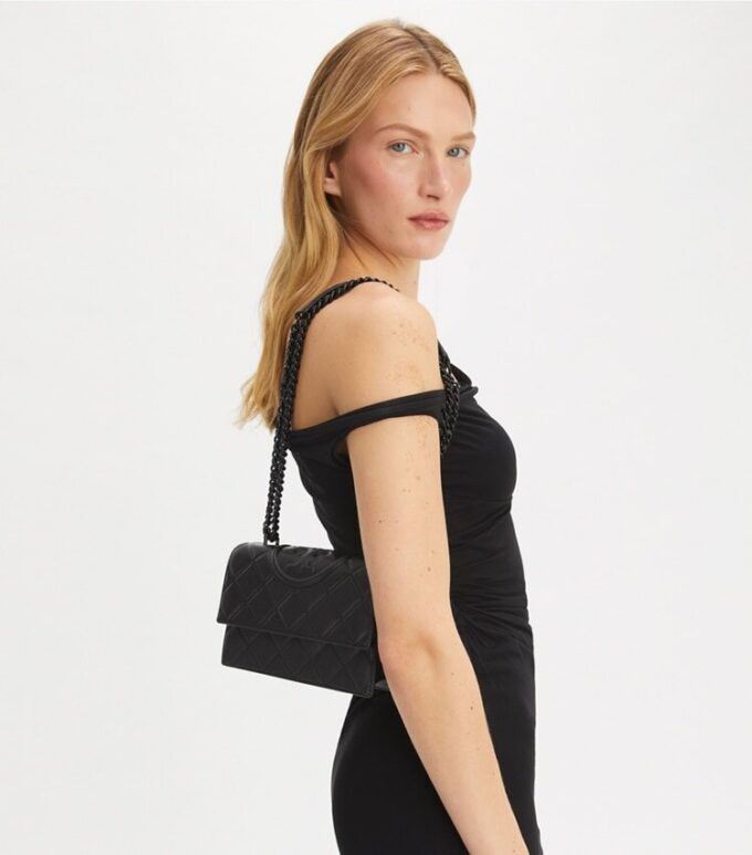 Kleine Fleming Schultertasche mit polierter Narbung Kleine Fleming Schultertasche mit polierter Narbung
