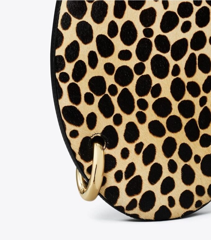 Kleine Handtasche aus Kalbsleder mit Piercing Kleine Handtasche aus Kalbsleder mit Piercing