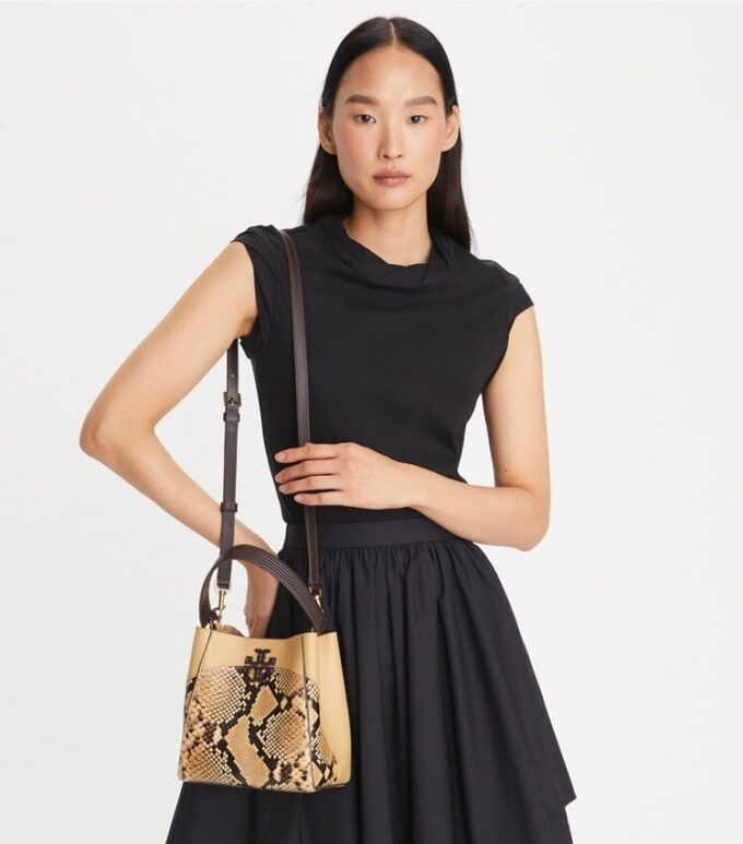 Kleine McGraw Bucket Bag mit Schlangenprägung Kleine McGraw Bucket Bag mit Schlangenprägung