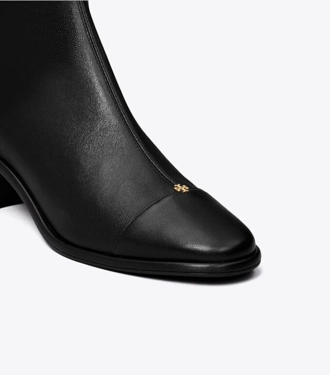 Kniehoher Stiefel mit Zehenkappe