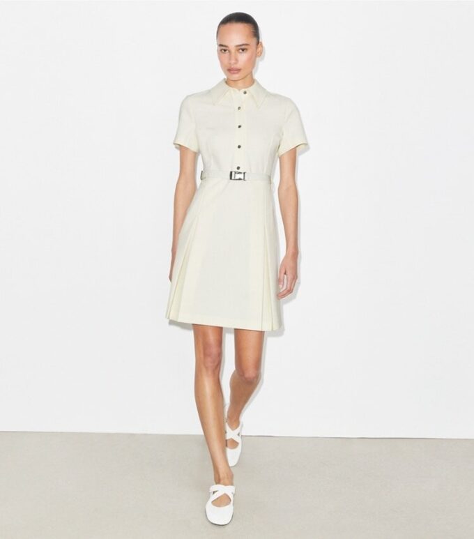 Kurzärmeliges Golfkleid mit Plissee Kurzärmeliges Golfkleid mit Plissee