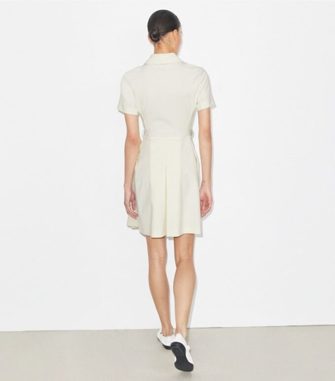 Kurzärmeliges Golfkleid mit Plissee Kurzärmeliges Golfkleid mit Plissee