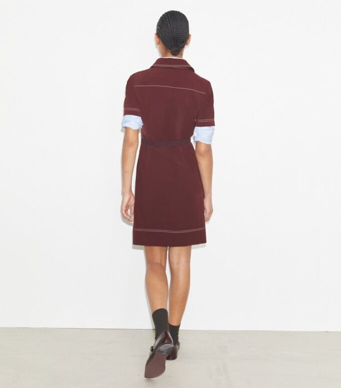Kurzärmeliges Golfkleid mit Ziernähten Kurzärmeliges Golfkleid mit Ziernähten