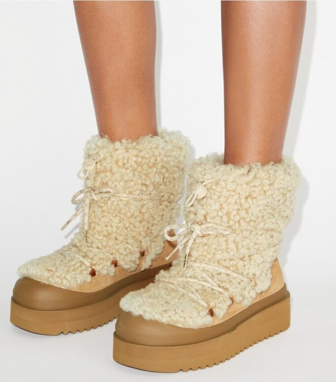 Lässiger Schnürstiefel aus Lammfell Lässiger Schnürstiefel aus Lammfell