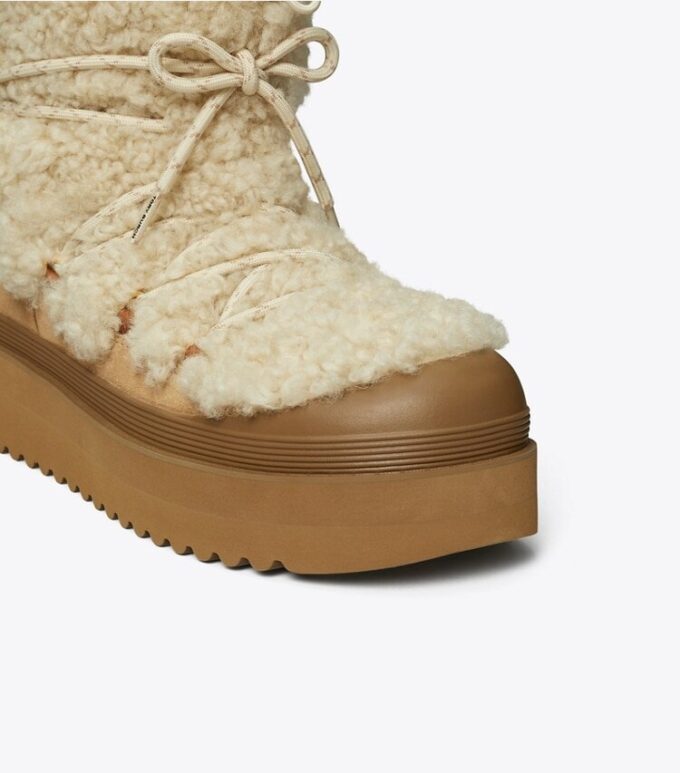 Lässiger Schnürstiefel aus Lammfell Lässiger Schnürstiefel aus Lammfell