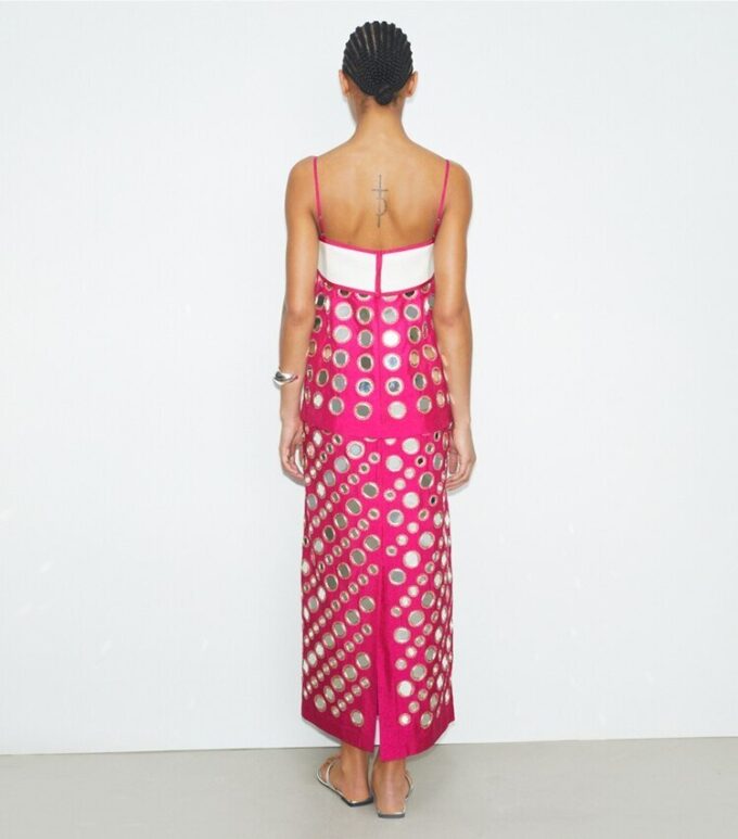 Mehrlagiges, handgefertigtes Kleid mit Spiegelverzierung Mehrlagiges, handgefertigtes Kleid mit Spiegelverzierung