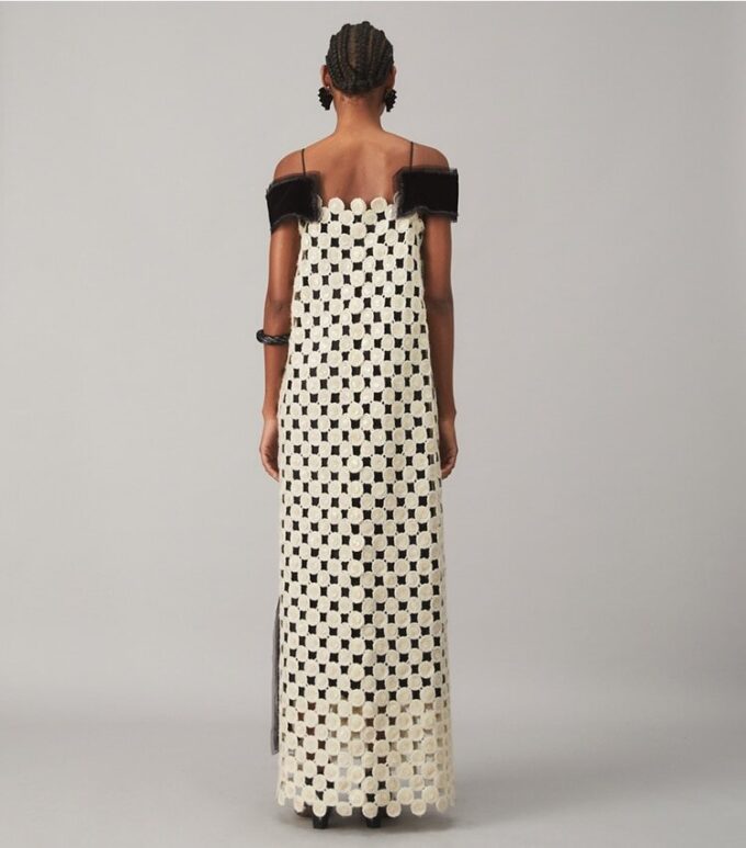 Mit Guipure-Spitze verziertes Kleid aus Wolle Mit Guipure-Spitze verziertes Kleid aus Wolle