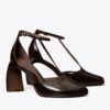 Peep-Toe-Sandale mit T-Riemchen und Absatz Peep-Toe-Sandale mit T-Riemchen und Absatz
