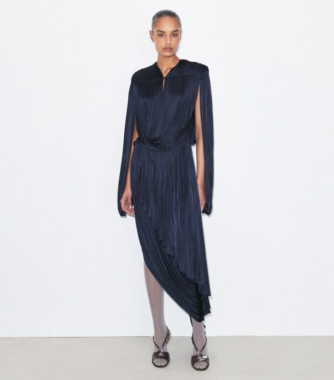 Plissiertes, drapiertes Viskosekleid Plissiertes, drapiertes Viskosekleid