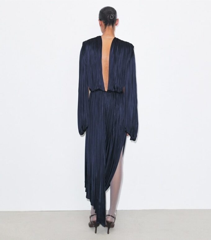Plissiertes, drapiertes Viskosekleid Plissiertes, drapiertes Viskosekleid