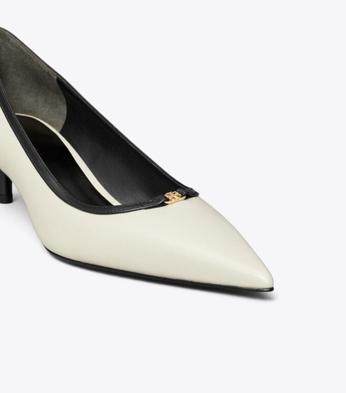 Pumps mit Double T-Schnalle und niedrigem Absatz Pumps mit Double T-Schnalle und niedrigem Absatz