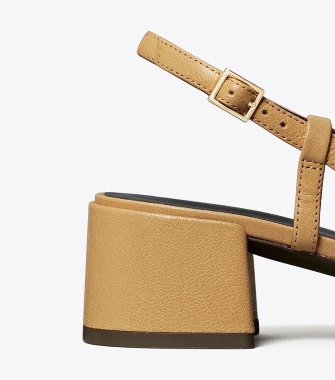 Pumps mit Kappe und Fersenriemen Pumps mit Kappe und Fersenriemen