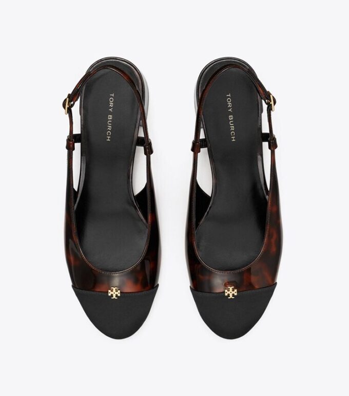 Pumps mit Kappe und Fersenriemen Pumps mit Kappe und Fersenriemen