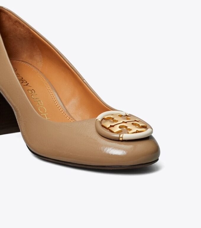 Pumps mit mehreren Logos Pumps mit mehreren Logos