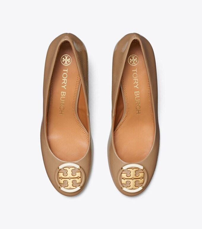 Pumps mit mehreren Logos Pumps mit mehreren Logos