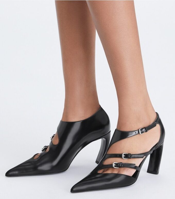 Pumps mit mehreren Schnallen Pumps mit mehreren Schnallen