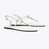 Sandale mit T-Riemen und Ring Sandale mit T-Riemen und Ring