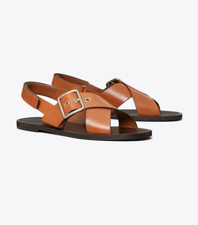 Sandalen mit gekreuzten Riemen Sandalen mit gekreuzten Riemen