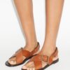 Sandalen mit gekreuzten Riemen Sandalen mit gekreuzten Riemen