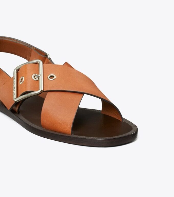 Sandalen mit gekreuzten Riemen Sandalen mit gekreuzten Riemen