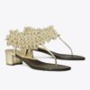 Sandalen mit Perlenverzierung und Absatz Sandalen mit Perlenverzierung und Absatz