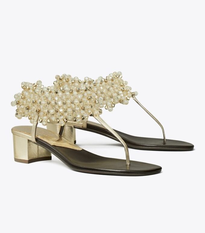 Sandalen mit Perlenverzierung und Absatz Sandalen mit Perlenverzierung und Absatz