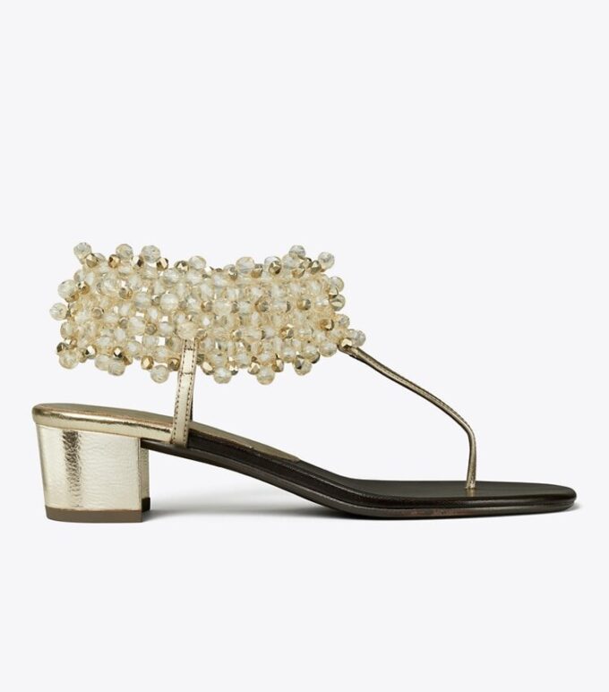 Sandalen mit Perlenverzierung und Absatz Sandalen mit Perlenverzierung und Absatz
