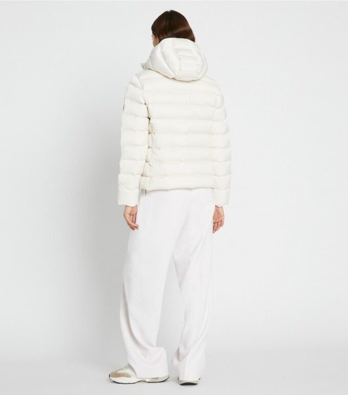 Satin-Daunenjacke mit Gürtel Satin-Daunenjacke mit Gürtel
